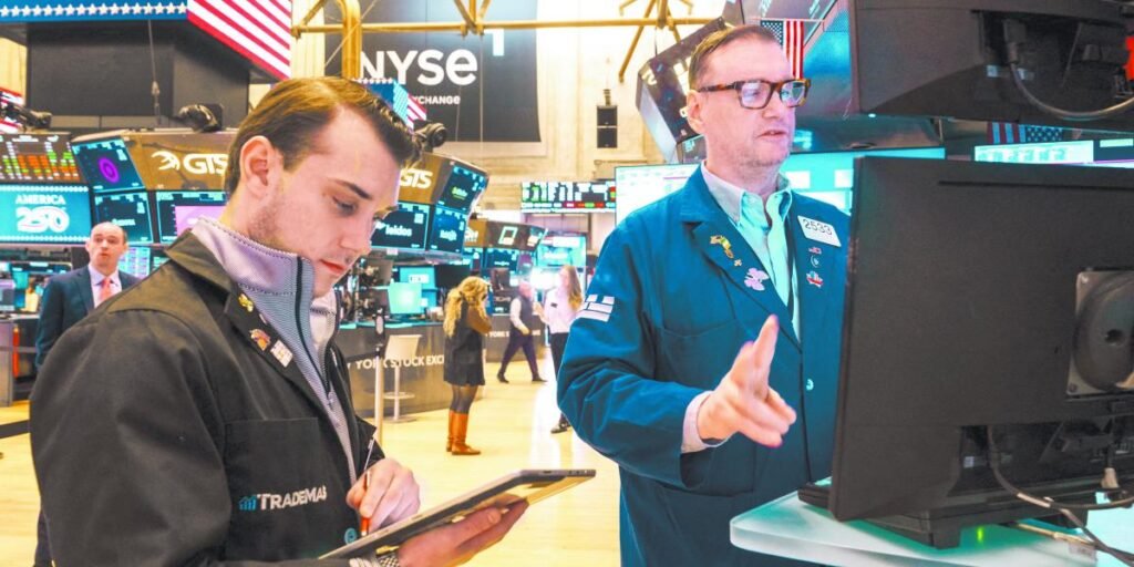 Wall Street cae por alza del petróleo y bonos tras tensiones globales