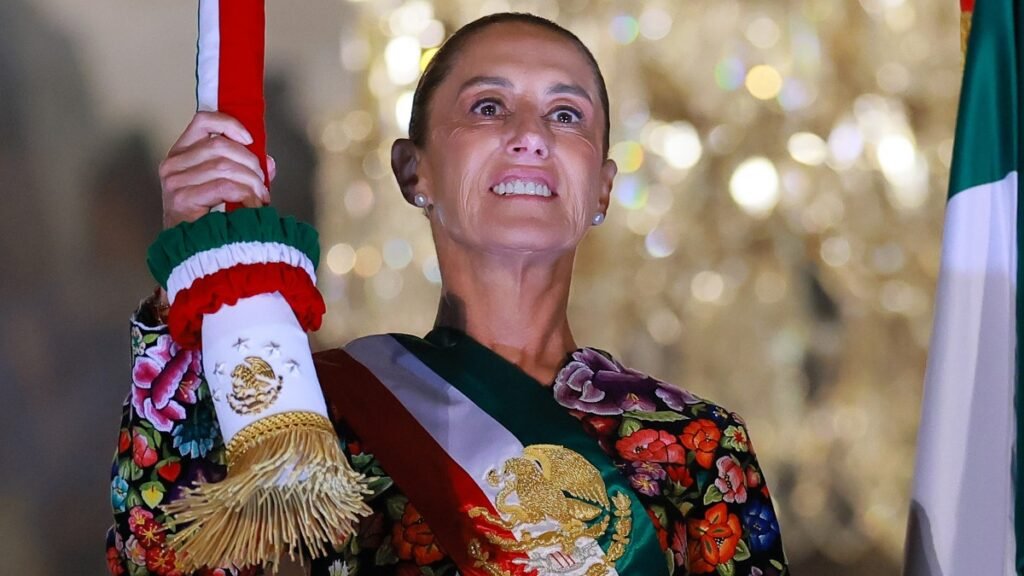 Claudia Sheinbaum luce bordados artesanales en fiestas patrias 2026