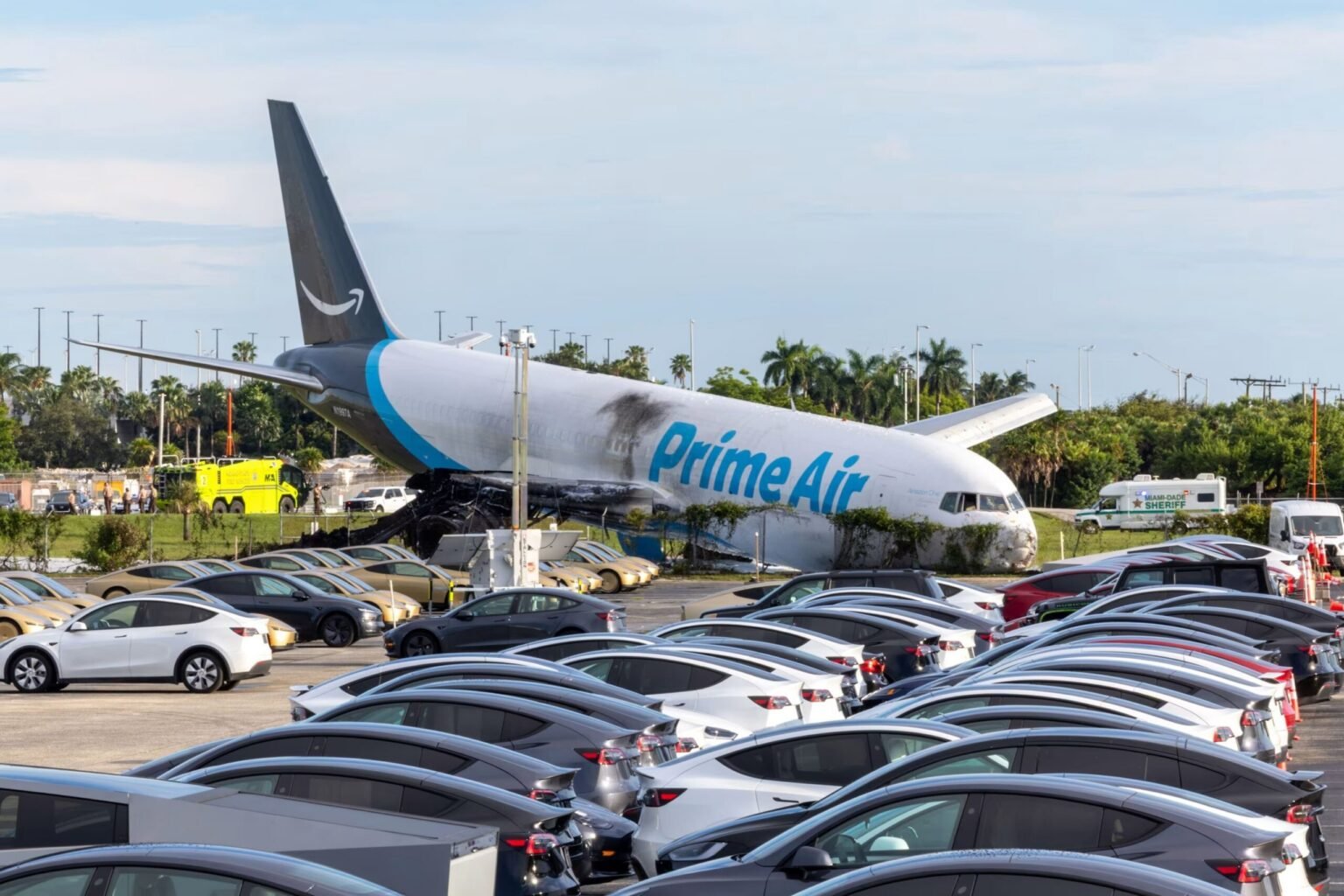 Avión de carga se incendia tras accidente en aeropuerto de Miami