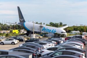 Avión de carga se incendia tras accidente en aeropuerto de Miami