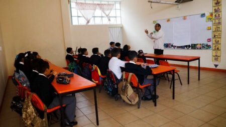 Escuelas de Tamaulipas fijarán sanciones por uso de celulares