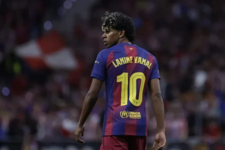 Lamine Yamal impulsa al Barcelona y refuerza su opción al Balón de Oro