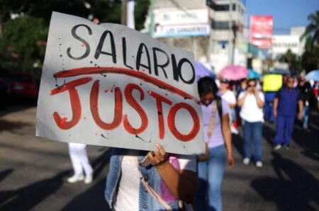 Sheinbaum exige plan al IMSS ante crisis laboral y escasez