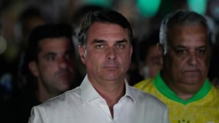 Flávio Bolsonaro habría viajado a EE UU pese a orden judicial