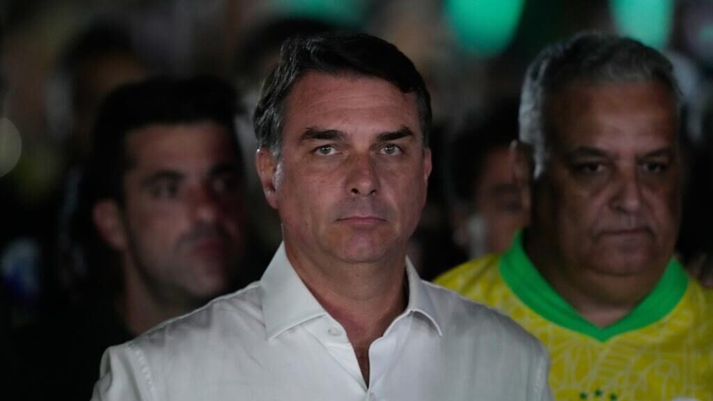 Flávio Bolsonaro habría viajado a EE UU pese a orden judicial