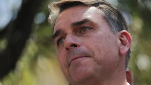 Flávio Bolsonaro llega a Miami bajo investigación en Brasil