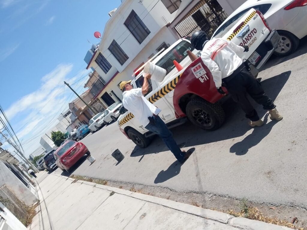 Victoria retira objetos que apartan espacios públicos de estacionamiento